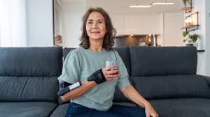 woman holding cup with STIL Orthosis